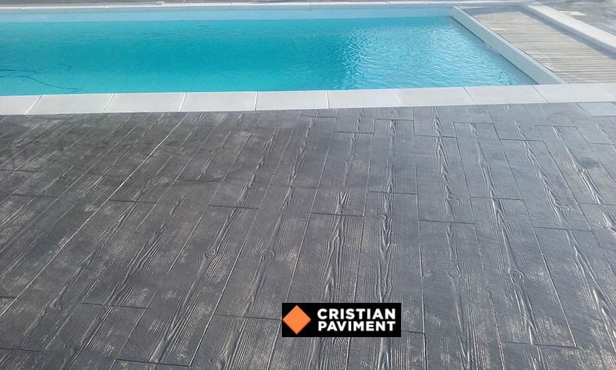 Pavimento impreso piscina madera