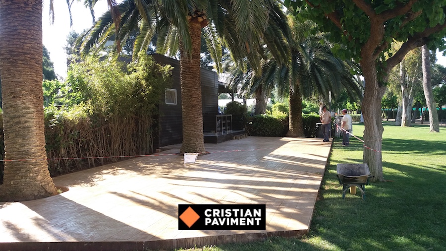 Cemento impreso en un jardín de Gavà (Barcelona)
