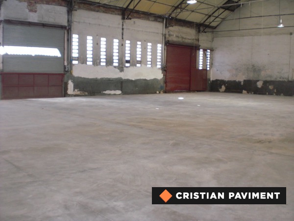 Nave industrial repavimentada en hormigón pulido