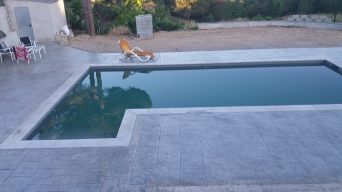 Hormigón impreso en jardín con piscina en Cabrils (Barcelona)
