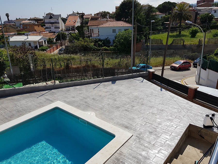 Hormigón impreso en jardín con piscina en Viladecans (Barcelona)