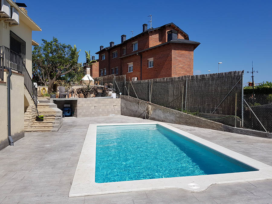 Hormigón impreso en jardín con piscina en Viladecans (Barcelona)