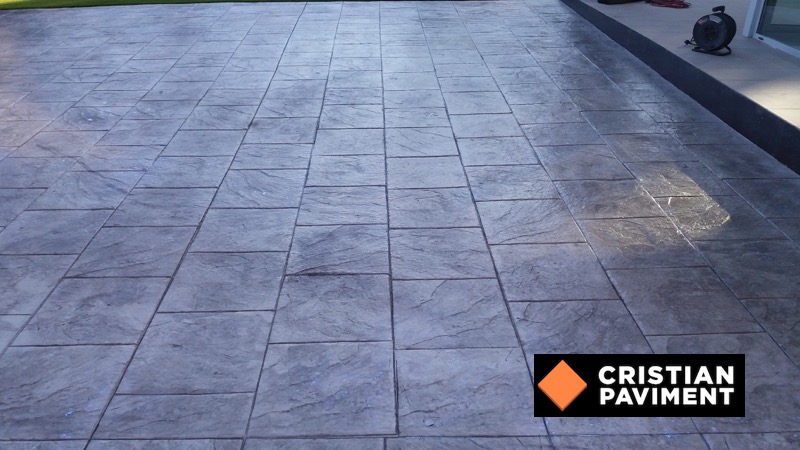 hormigon-impreso-castelldefels-jardin-piscina