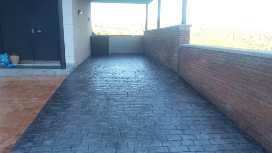 Detalle del acceso del coche en hormigón impreso (molde adoquín recto) en Sant Cugat - La Floresta (Barcelona)
