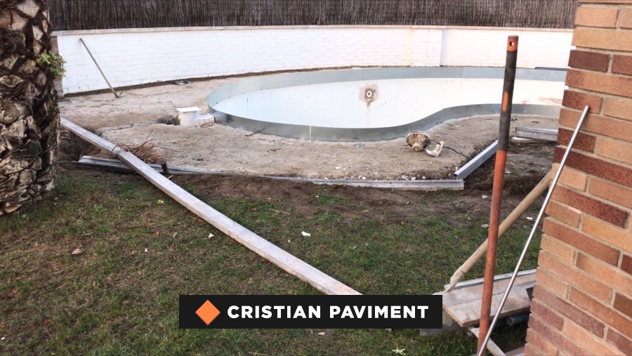 Detalle coronación piscina antes de aplicar hormigón impreso