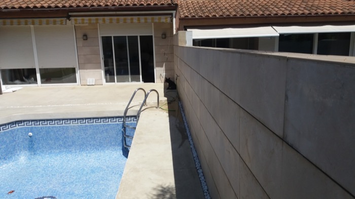 Jardín y piscina en hormigón pulido